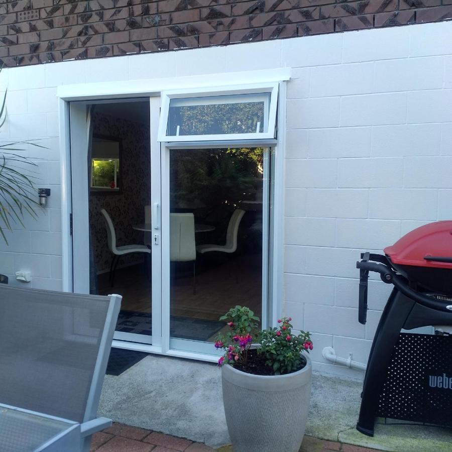 Large Studio With Private Patio, Sky Tv & Wifi Mount Maunganui Exterior photo